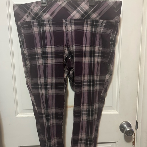 Plaid leggings
Purple and Black - Picture 1 of 3